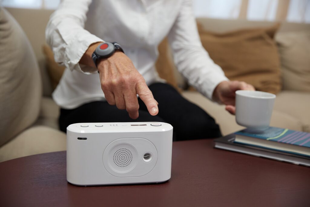 Tunstall-turvapuhelin-ja-turvaranneke-1