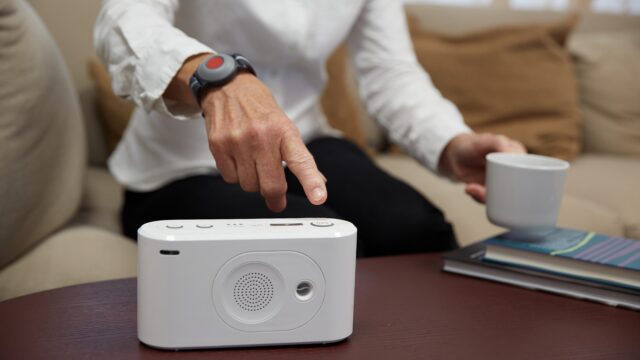 Tunstall-turvapuhelin-ja-turvaranneke-1